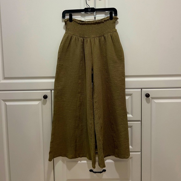 NWOT HYFVE Olive green smocked waist gauze beach pants size M - Picture 2 of 6